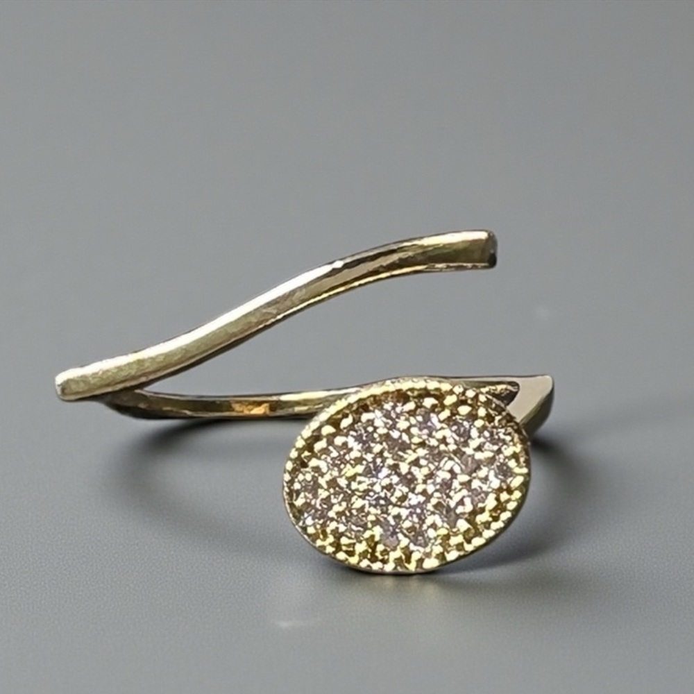 Elegant Oval Gold Ring with Cubic Zirconia